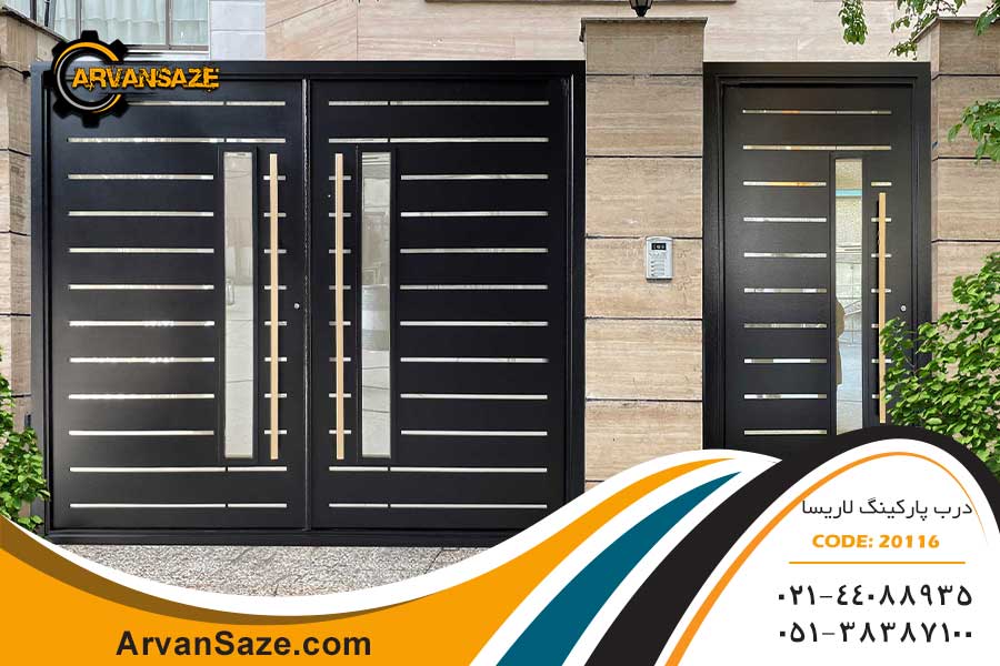 درب پارکینگ و درب حیاط ست نصب شده در ساختمان ویلایی نمای سنگ، به رنگ مشکی دارای طراحی ساده، ظریف با دستگیره های عمودی بلند طلایی